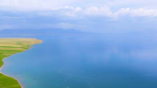 4K航拍新疆赛里木湖湖泊镜面美景视频素材模板下载
