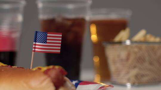 插着美国国旗的汉堡视频素材模板下载
