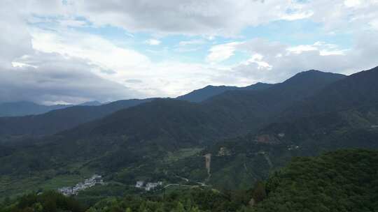 江西婺源篁岭山间云雾缭绕的自然风光