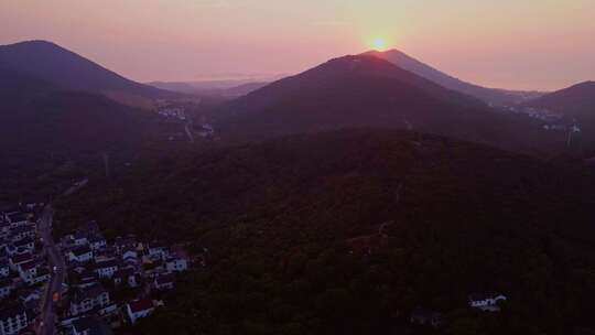 山村日出的壮丽景象/苏州