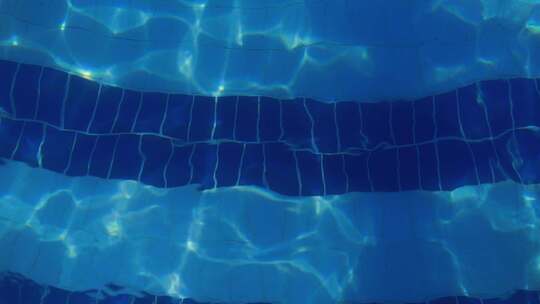 泳池蓝色透明的水