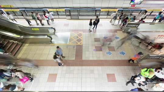 香港地铁站来来往往穿梭的乘客延时摄影