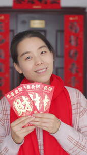 亚洲中国人女性家门口拜年新年快乐