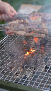 户外晒烤炉炭火羊肉串冒烟火慢动作