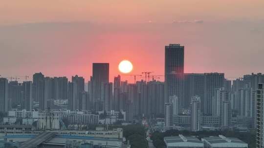 落日余晖下的城市建筑景观