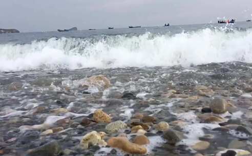 海水拍打沙滩的鹅卵石