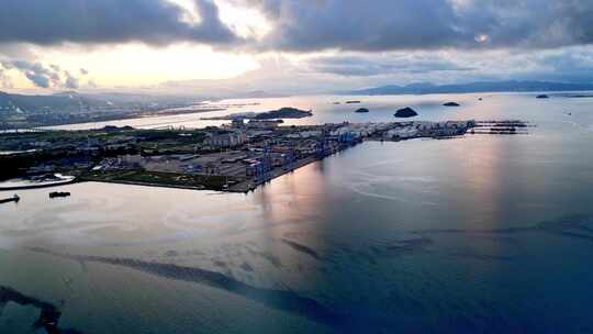 惠州大亚湾惠州港港口岸边多台大型起重机