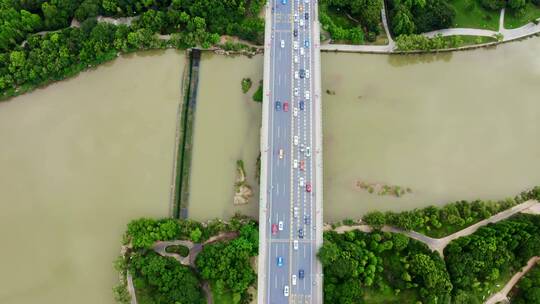 鸟瞰河流上公路桥视频素材模板下载