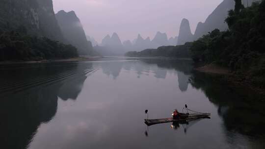 桂林山水如画渔翁倒影美丽的风光视频素材模板下载