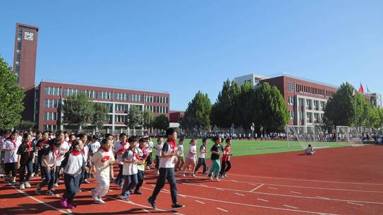 小学生操场跑步