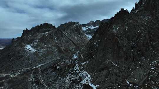 高山湖泊间蜿蜒道路的自然风光