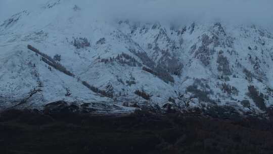 航拍新疆禾木村雪山