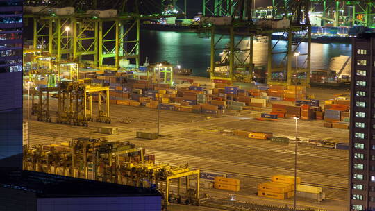 新加坡夜间集装箱港口物流