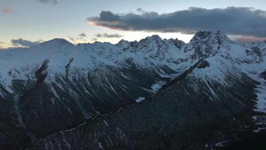 航拍雪山日照金山