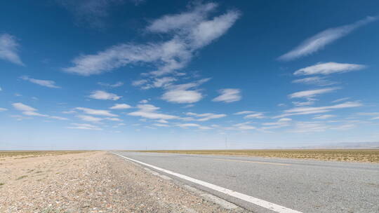 蓝天下的戈壁荒漠公路延时拍摄