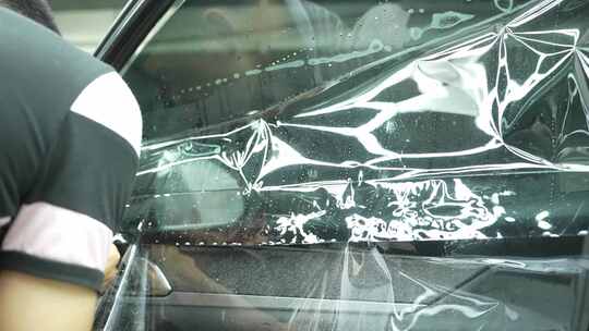 汽车美容店给汽车车窗贴膜视频素材模板下载