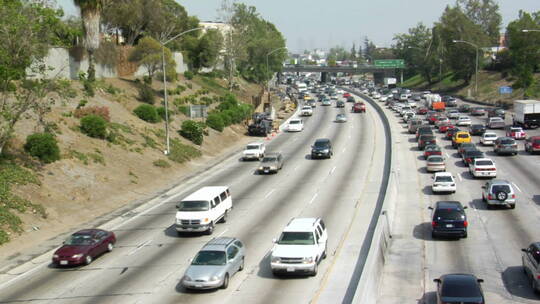 航拍洛杉矶高速公路上的交通