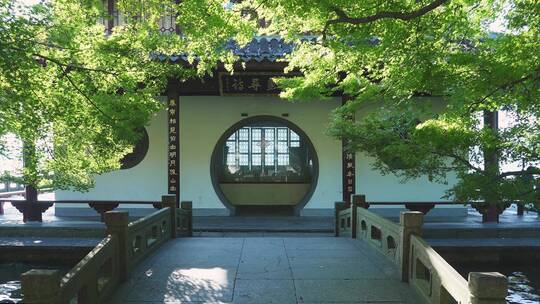 中国传统圆形门洞古建筑