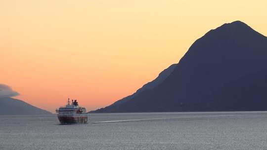令人印象深刻的旅程。挪威峡湾日落巡游。被