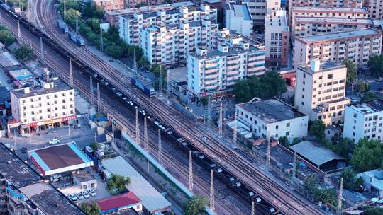 俯瞰城市房屋铁路轨道货运火车