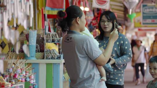 泰国旅游视频泰国商业街自由市场货摊销售员