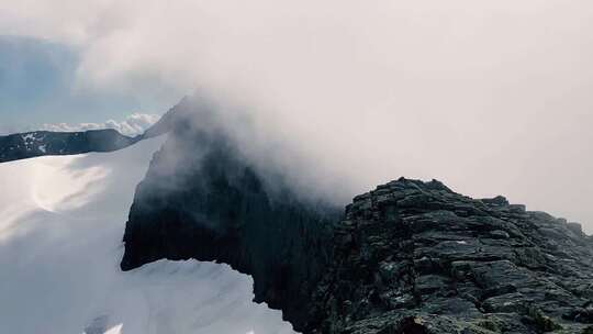 雪山云雾缭绕景象