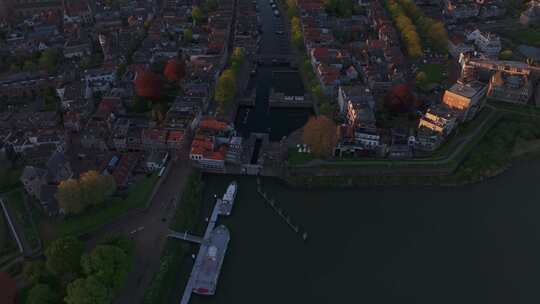 鸟瞰城市，河流，日落时的建筑，荷兰。