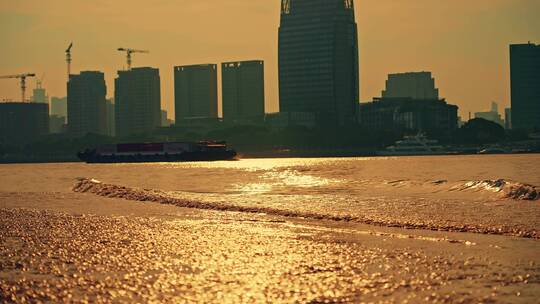 夕阳上海黄浦江金黄色江面湖面河面波光粼粼