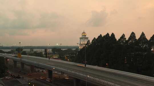 晚上缓慢放大到马来西亚新山钟楼的Majlis Bandaraya。汽车旅行