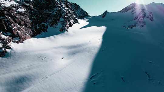 雪山探险结组行进