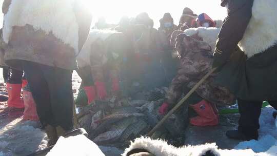 冰封湖面上的传统捕鱼