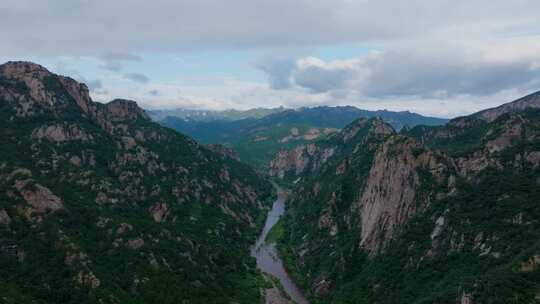 _阴雨雨雾山区山峦