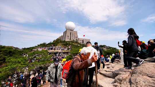 黄山光明顶迎客松游客