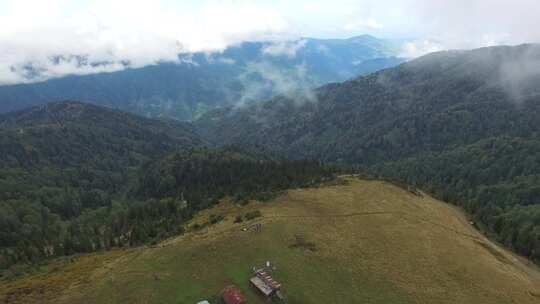 山顶草地上的小高原房屋