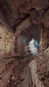 带发光出口的巨大洞穴