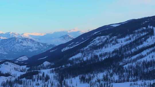 治愈美景新疆阿勒泰冬季喀纳斯湖雪山日出