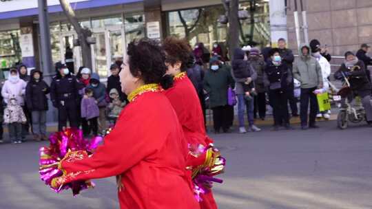 户外街头的民俗表演活动