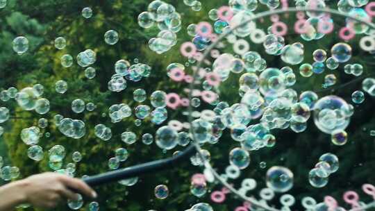 吹泡泡，空中漂浮的泡泡视频素材模板下载