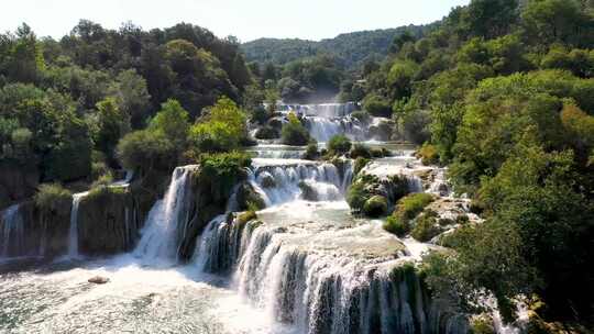 克罗地亚国家公园的克尔卡瀑布。美丽的溪流
