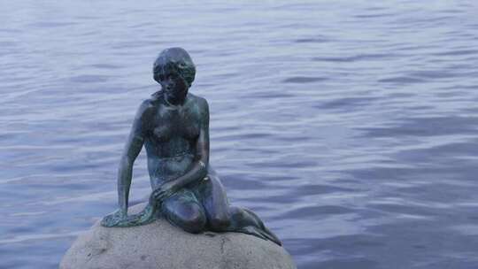 哥本哈根的小美人鱼像 雕塑 升格 希区柯克