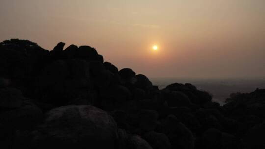 航拍山和太阳景观