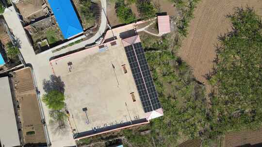 农村房顶光伏太阳能电池板