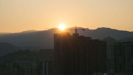 城市摩天大楼建筑工地塔式起重机上的日出。延时