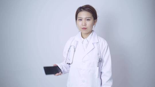 一位年轻女性医生操作手机界面展示模板