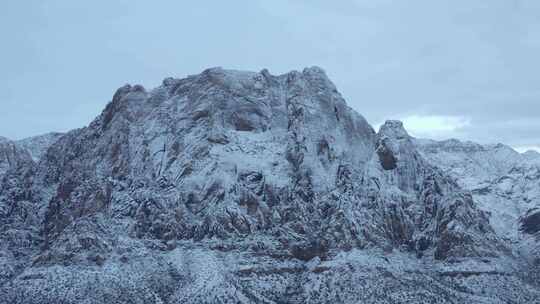 积雪覆盖的山脉天线