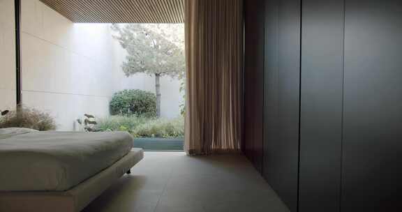 现代简约卧室俯瞰郁郁葱葱的花园空间