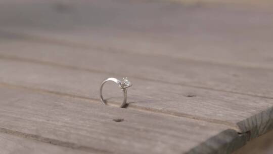一枚钻石订婚戒指