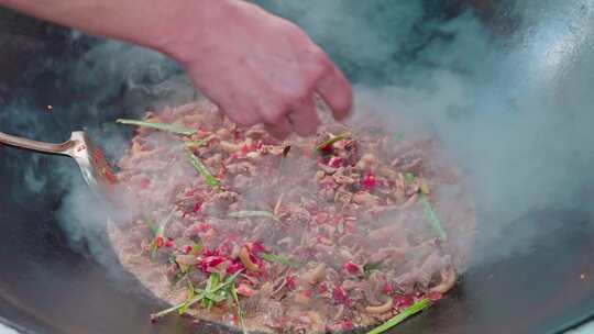 年味热气腾腾的美味食物烹饪过程