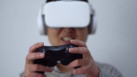 用蓝牙手柄体验VR虚拟现实游戏视频素材视频素材模板下载