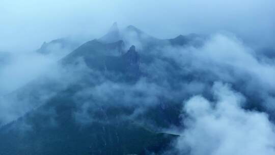 航拍甘南洛克之路风光 雨中云雾